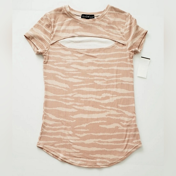 DEREK HEART Trendy Peekaboo T-Shirt - Picture 2 of 7